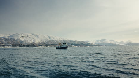 Amplia-Toma-Estática-Cinematográfica-De-Un-Crucero-En-Barco-Navegando-A-Lo-Largo-De-Los-Fiordos-árticos-En-Noruega