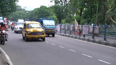 Auf-Den-Straßen-Von-Kalkutta-Verkehren-Verschiedene-Fahrzeugtypen
