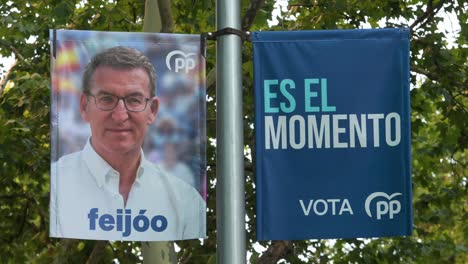 Ein-Straßenbanner-Mit-Dem-Bild-Von-Alberto-Nunez-Feijoo,-Spanischer-Politiker,-Präsident-Der-Rechtskonservativen-Volkspartei-Und-Kandidat-Bei-Den-Bevorstehenden-Spanischen-Parlamentswahlen
