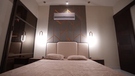 Dormitorio-De-Estilo-Futurista-Con-Decoración-Metálica,-Toma-Interior-De-Drones