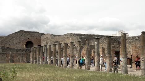 Touristen,-Die-An-Steinsäulen-Im-Quadriporticus-Der-Theater-In-Pompeji-Vorbeigehen