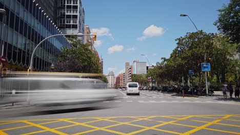 Zeitraffer-Von-Fahrzeugen,-öffentlichen-Verkehrsmitteln-Und-Menschen-Barcelona-In-Spanien