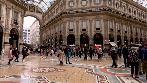 Gente-Y-Turistas-Caminando-Por-La-Galleria-Vittorio-Emanuele-Ii-En-Milan