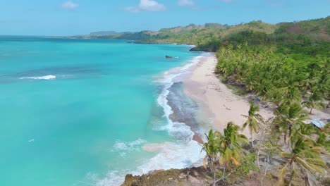 Luftdrohnenaufnahme-Des-Unberührten-Strandresorts-Playa-Rincon-In-Der-Provinz-Samana,-Dominikanische-Republik