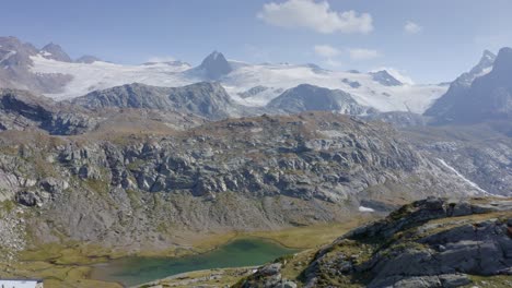 Pequeña-Casa-Rodeada-De-Montañas-Y-Glaciar-Aosta-Walley