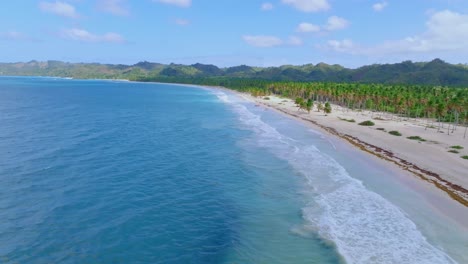 Espumosas-Olas-Del-Mar-En-Playa-Rincón-En-Las-Galeras,-Provincia-De-Samaná,-República-Dominicana