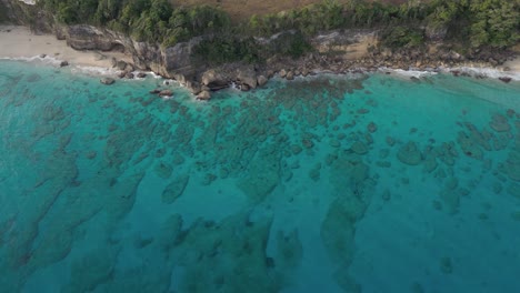 Luftdrohnenaufnahme-Von-Unberührtem-Wasser-Und-Korallenriffen-An-Der-Playa-Chencho-In-Rio-San-Juan,-Dominikanische-Republik