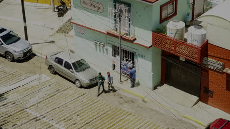Mexikanische-Arbeiter-Vor-Einem-Kleinen-Laden-In-Der-Stadt-Oaxaca,-Mexiko,-Sonniger-Tag,-Einkaufen