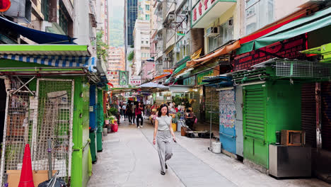 Lokale-Hongkonger,-Die-Auf-Der-Tai-Yuen-Straße-In-Wan-Chai-Spazieren