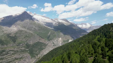 Impresionantes-Imágenes-De-Drones-Del-Glaciar-Aletsch-Y-El-Valle-Alpino-En-El-Cantón-De-Valais-En-Suiza
