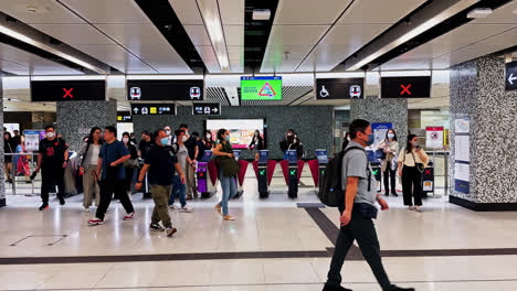 Rush-Hour-Crowd-Exiting-Payment-Gates-in-an-MTR-Station-in-Hong-Kong