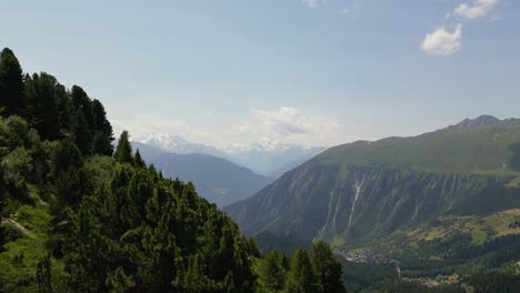 Impresionantes-Imágenes-De-Drones-Del-Glaciar-Aletsch-Y-El-Valle-Alpino-En-El-Cantón-De-Valais-En-Suiza