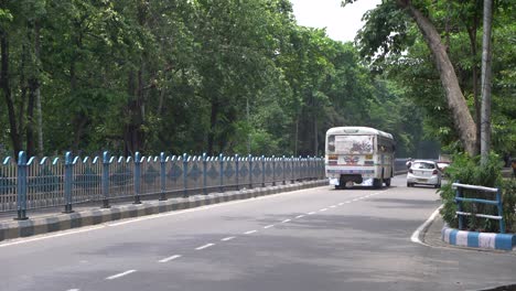 Diferentes-Tipos-De-Vehículos-Circulan-Por-Las-Carreteras-De-Kolkata
