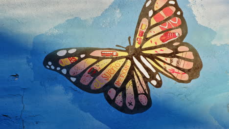 Das-Faszinierende-Wandgemälde-Eines-Schmetterlings-Fängt-Den-Geist-Der-Lateinamerikanischen-Menschen-Ein