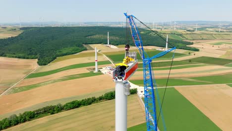 Riesiger-Kran-Im-Kopfbau-Einer-Windkraftanlage---Drohnenaufnahme
