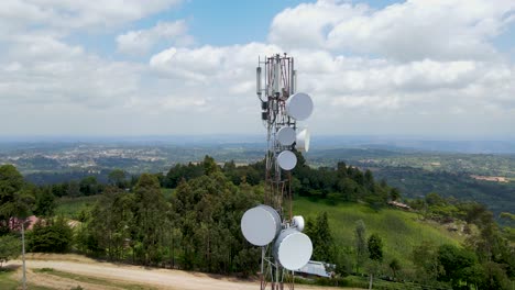 Vista-De-Drones-De-La-Máscara-De-Telecomunicaciones-De-La-Pequeña-Aldea-De-áfrica-Ciudad-Oeste-Pokot-Kenia-áfrica