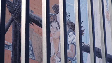 Das-Texas-Wandbild-Zeigt-Die-Anmut-Und-Stärke-Lateinamerikanischer-Frauen