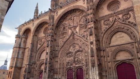 Seitenansicht-Der-Kathedrale-Von-Salamanca-Mit-Exquisiten-Schnitzereien