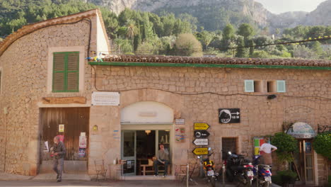 A-roadside-café-in-Deía,-Mallorca,-Spain,-offering-a-refreshing-spot-to-enjoy-an-afternoon-coffee
