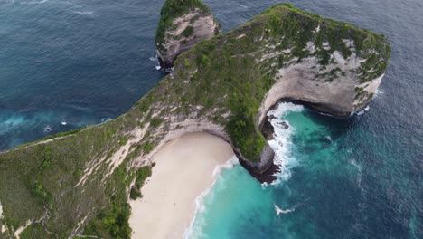 Luftaufnahme-Des-Berühmten-Kelingking-Strandes-Auf-Der-Insel-Nusa-Penida-Mit-Seinen-T