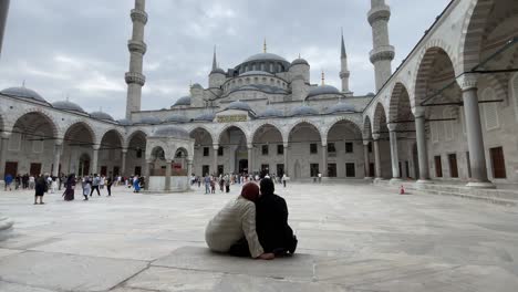 Tourists-take-selfies-and-enjoy-the-magnificent-view-of-the-iconic-Blue-Mosque,-also-known-as-Sultan-Ahmed-Mosque,-in-Istanbul,-Turkey