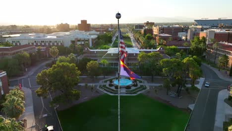 Bandera-Americana-Y-Bandera-Del-Estado-De-Arizona-Frente-A-La-Antigua-Principal-En-El-Campus-De-La-Universidad-De-Arizona
