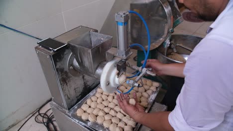 close-up-scene-of-this-automatic-roti-making-machine-in-progress,-the-oven-of-this-machine-has-an-automatic-conveyor-system-on-which-the-roti-comes-out-hot-and-ready-to-eat