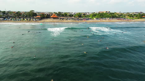 Mucha-Gente-Surfeando-En-La-Playa-De-Canggu-En-Dalung,-Toma-Aérea-De-Bali.