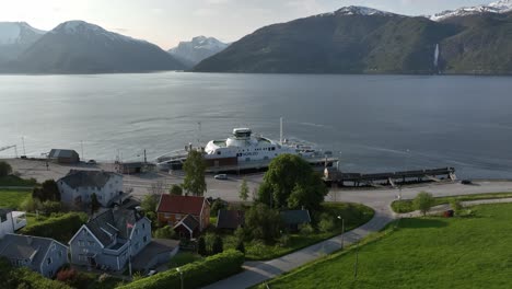 Ferry-Dragsvik-Cargando-Autos-En-Sognefjord-Con-Montañas-Y-Fondo-De-Fiordo-Durante-La-Puesta-De-Sol---Noruega