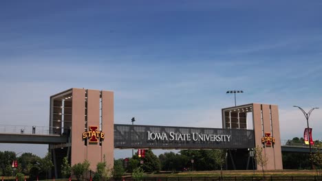Crosswalk-on-the-campus-of-Iowa-State-University-in-Ames,-Iowa-with-timelapse-video-of-traffic