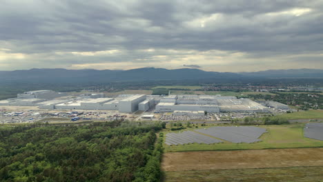 Samsungs-Größte-Europäische-Autobatteriefabrik-In-Göd,-Ungarn,-Wurde-Kürzlich-Erweitert,-Um-Die-Kapazität-Zu-Erhöhen