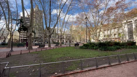 Ältester-Stadtplatz-In-Montevideo-Constitution-Square,-Auch-Matrix-Square-Genannt,-Von-Der-Ituzaingo-Street-Aus-Gesehen