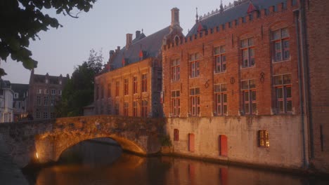 Sitio-Del-Patrimonio-Mundial-De-La-Unesco---Arquitectura-Gótica-Al-Atardecer-En-El-Canal-De-Brujas,-Bélgica,-Europa
