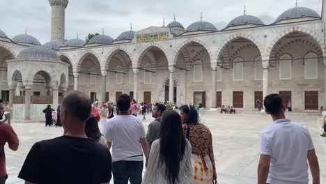 Vista-Panorámica-De-Una-Escena-De-Turistas-Visitando-Y-Tomando-Fotos-De-La-Icónica-Mezquita-Azul,-También-Conocida-Como-Mezquita-Del-Sultán-Ahmed,-En-Estambul,-Turquía