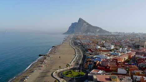 Drohnenaufnahmen-Von-Gibraltar-Felsen,-Die-Sich-Vorwärts-Bewegen