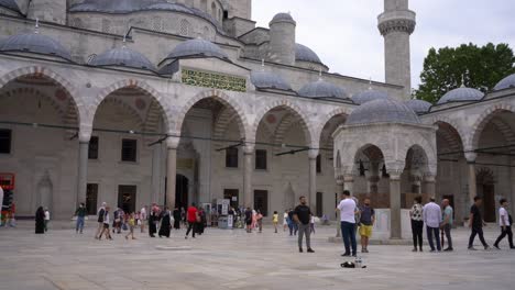 Scene-of-tourists-visiting-and-taking-photos-of-the-iconic-Blue-Mosque,-also-known-as-Sultan-Ahmed-Mosque,-in-Istanbul,-Turkey