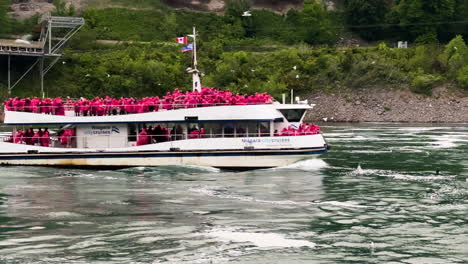 Menschen-In-Roten-Regenmänteln-An-Bord-Eines-Schiffes,-Das-Zu-Den-Niagarafällen-Fährt