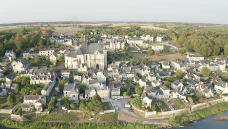 Luftdrohnenperspektive-Des-Dorfes-Candes-Saint-Martin-Am-Zusammenfluss-Der-Flüsse-Loire-Und-Vienne-In-Zentralfrankreich