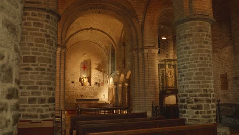 Interior-De-La-Basílica-De-La-Santa-Sangre-En-Brujas,-Bélgica---Panorámica