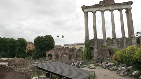 Una-Vista-En-La-Base-De-Las-Antiguas-Ruinas-Y-Las-Altas-Columnas-Del-Templo-De-Saturno-Ubicado-En-El-Foro-Romano,-Italia