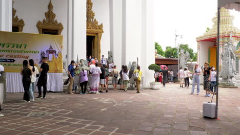 Viele-Thailänder-Und-Ausländer-Kommen,-Um-Die-Liegende-Goldene-Buddhastatue-Im-Tempel-Anzubeten