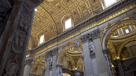 Ein-Blick-Auf-Die-Decke-Des-Berühmten-Petersdoms.-Die-Goldenen-Mosaike,-Skulpturen-Und-Kunstwerke-Machen-Die-Kirche-Zu-Einer-Beliebten-Touristenattraktion-In-Rom,-Italien