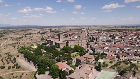 Gran-Castillo-Morisco-En-Un-Pequeño-Pueblo-Español,-Impresionantes-Vistas-Panorámicas