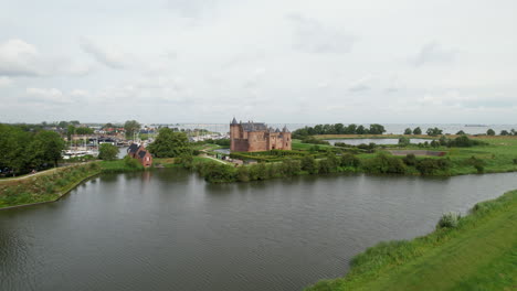 Schloss-Muiderslot:-Luftaufnahme-Im-Umkreis-Des-Schlosses-Und-Mit-Blick-Auf-Den-Hafen-Und-Die-Kanäle-Der-Gegend