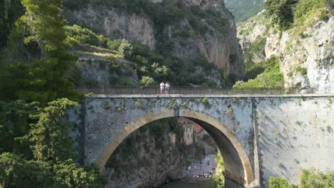 Puente-En-La-Costa-De-Amalfi-Con-Playa-De-Fondo