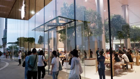 The-first-Apple-store-was-opened-in-Icon-Siam-shopping-mall-for-the-first-time-in-Thailand-attracting-many-spectators-throughout-the-city
