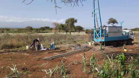 Afrikanischer-Mann-Füllt-Fass-Mit-Trinkwasser-Aus-Bohrlochbrunnen,-Loitokitok,-Kenia