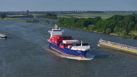 Große-Containerschiffe-Auf-See,-Beladen-Mit-Firmencontainern-Für-Die-Offshore-Versorgung,-Luftaufnahmen