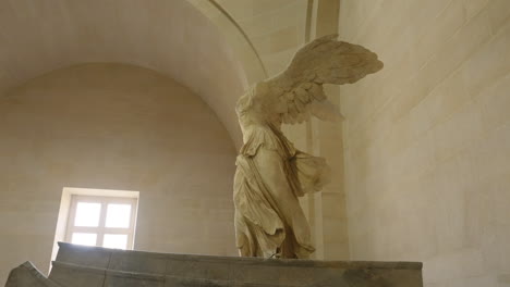 Toma-En-Cámara-Lenta-De-Una-Estatua-Alada-Femenina-Decapitada-Dentro-Del-Museo-Del-Louvre