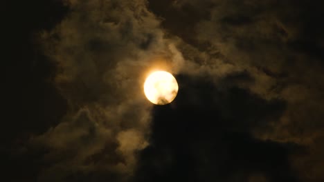Sonnenuntergang-Mit-Dunklen-Wolken,-Die-Sich-Vor-Der-Sonne-Bewegen